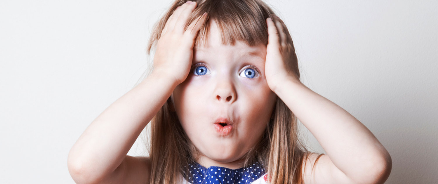 Ein junges Mädchen fasst sich mit staunenden Blick an den Kopf, da sie so viele Fragen rund um's Thema Babysitten und privaten Kinderbetreuung hat